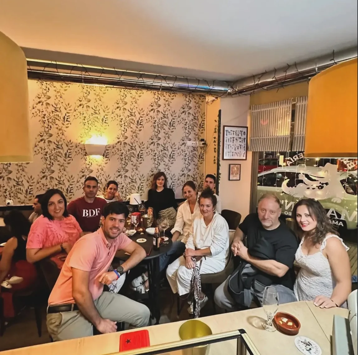 Un encuentro entre amigos en el interior de Martín’s.