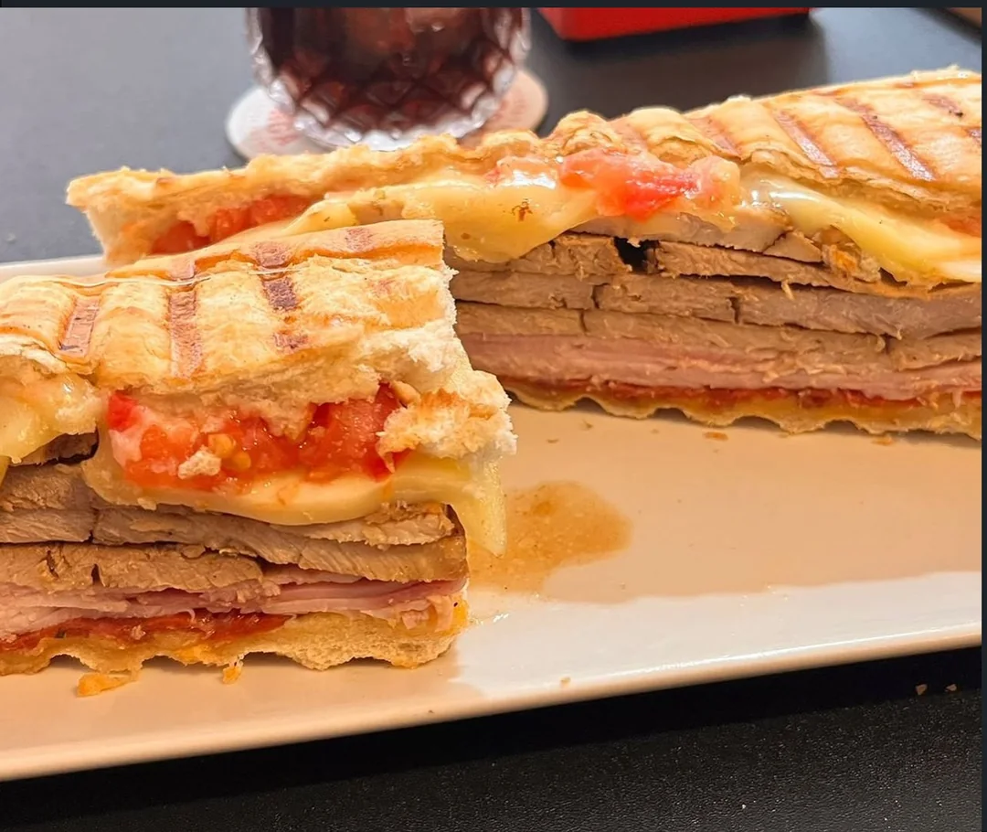 Otra fotografía del bocata Martín’s, tostado y servido para compartir.