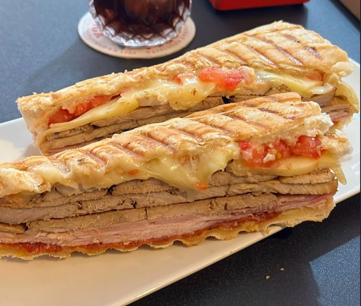 El bocata cubano de la publicación, con carne, tomate y queso.