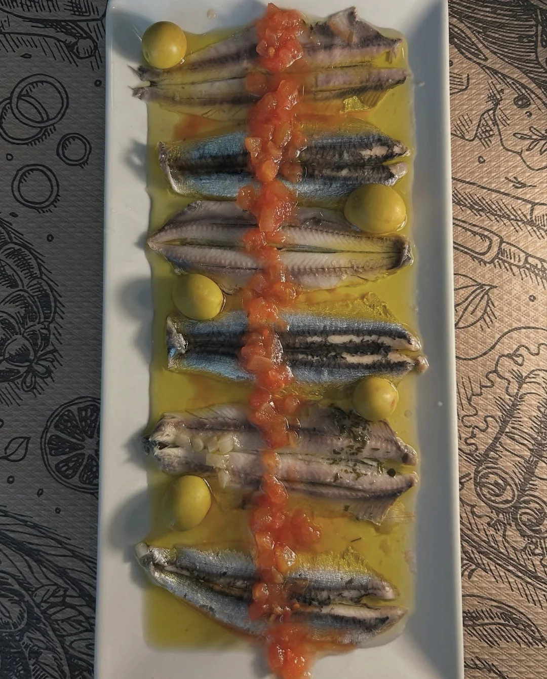 Boquerones con aceite de oliva y tomate, tal como aparecen en la publicación.