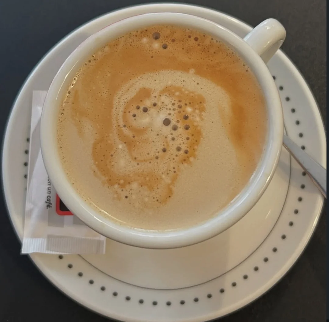 Una taza de café vista desde arriba.