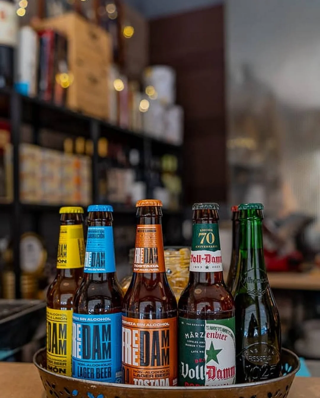 Una selección de cervezas en botella fotografiada en el local.