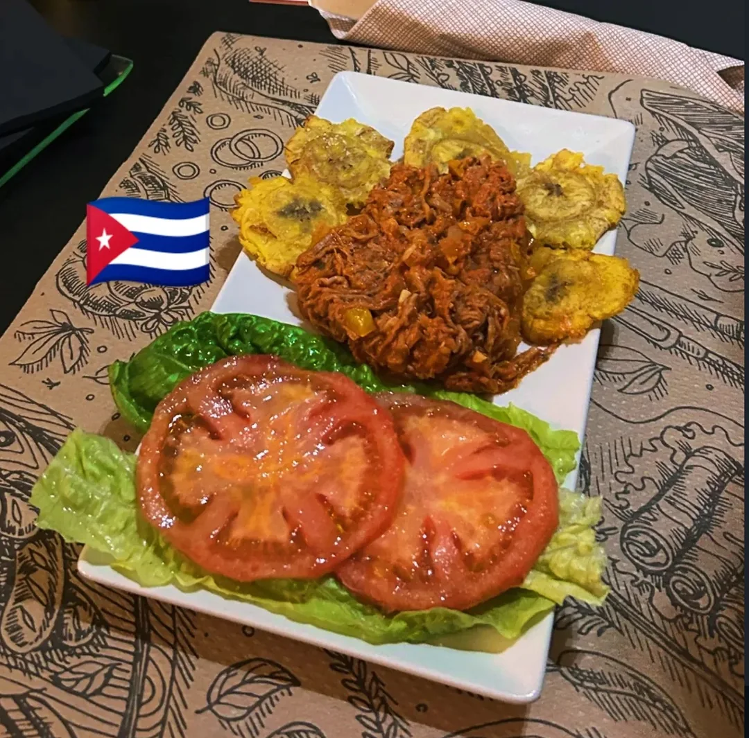 Carne deshilachada con acompañamientos, en una de las publicaciones compartidas.