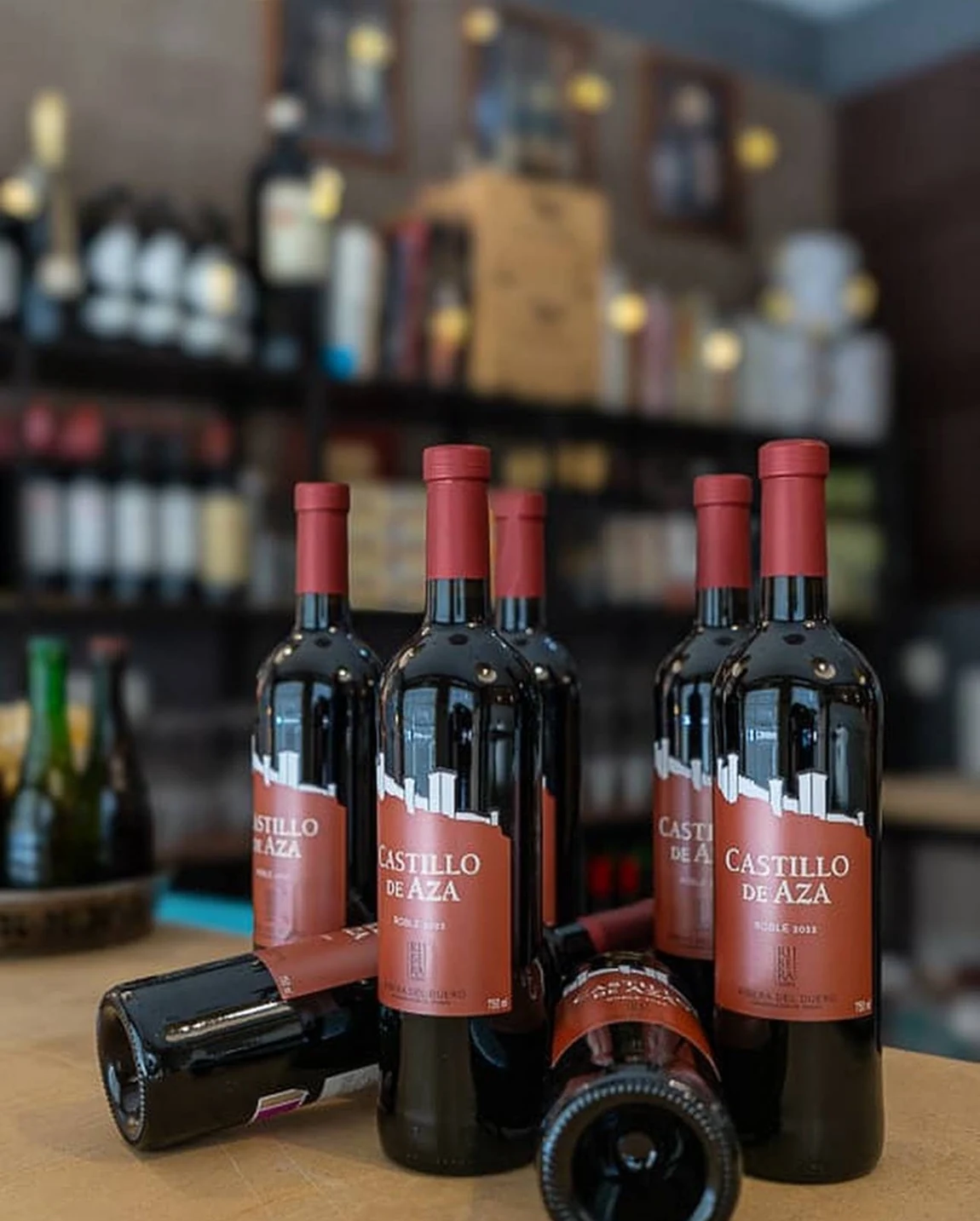 Botellas de vino Castillo de Aza en la barra.